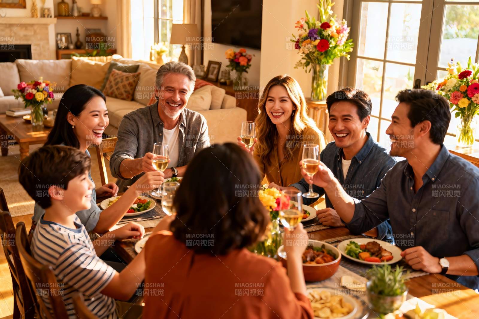家庭聚餐欢庆时刻图片