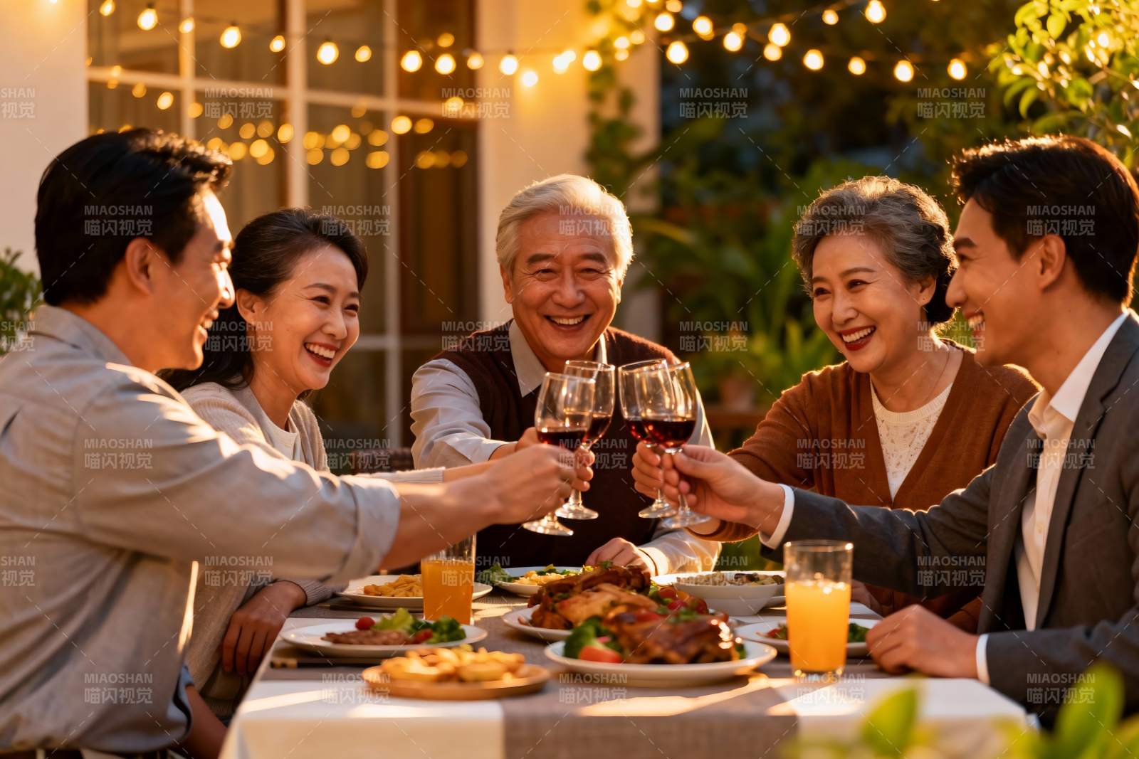 家庭聚餐欢庆时刻图片