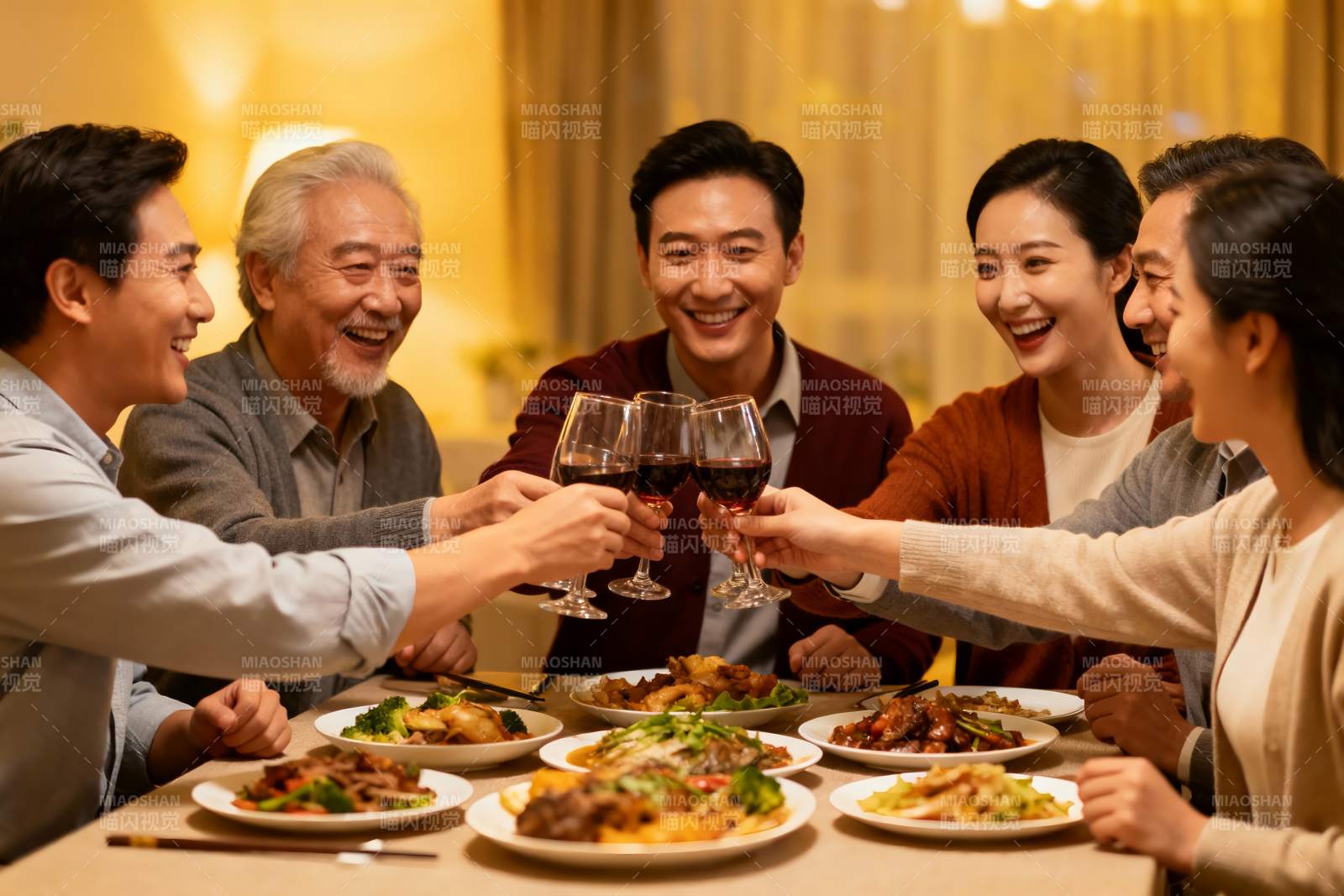 家庭聚餐欢庆时刻图片