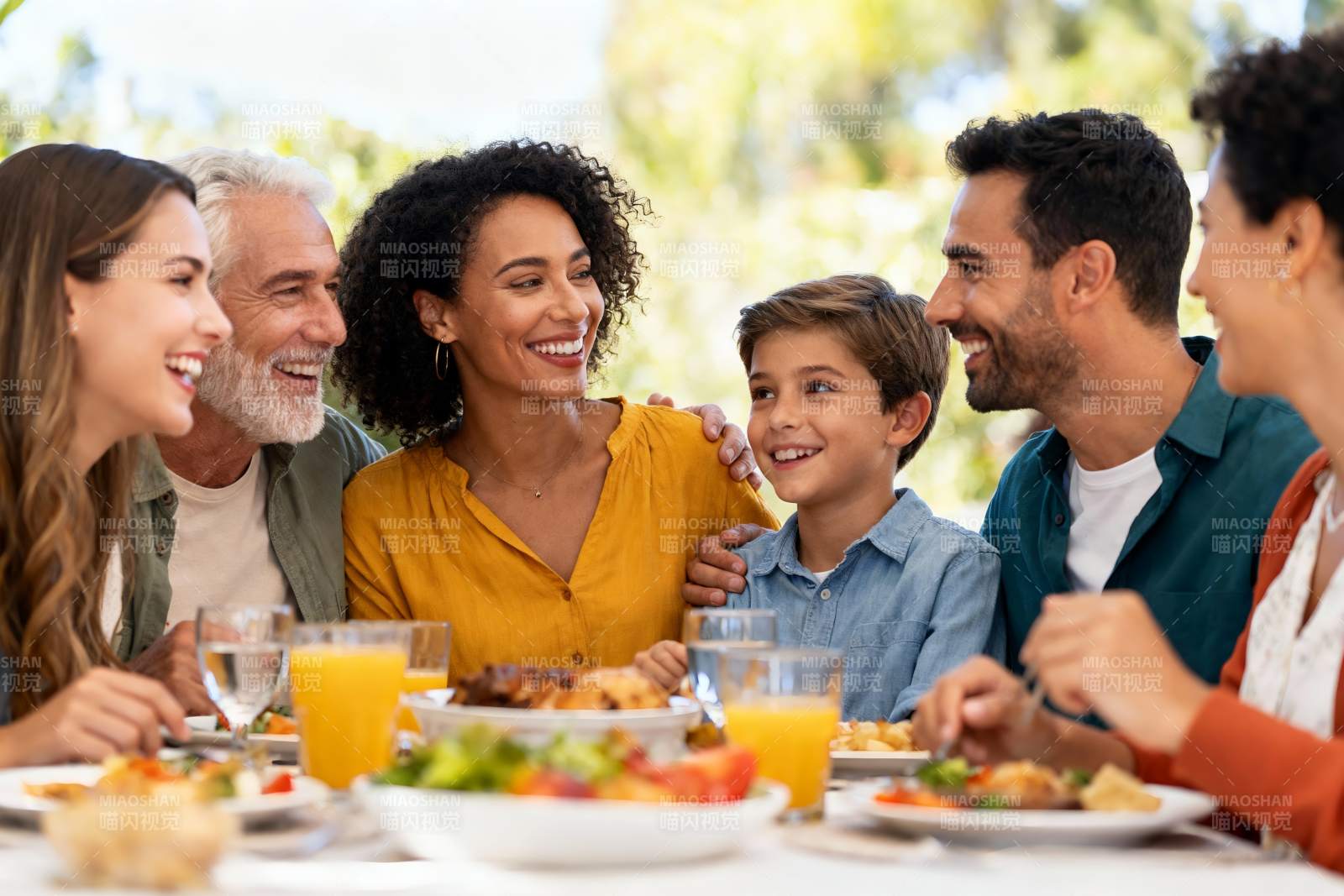 家庭户外聚餐其乐融融图片