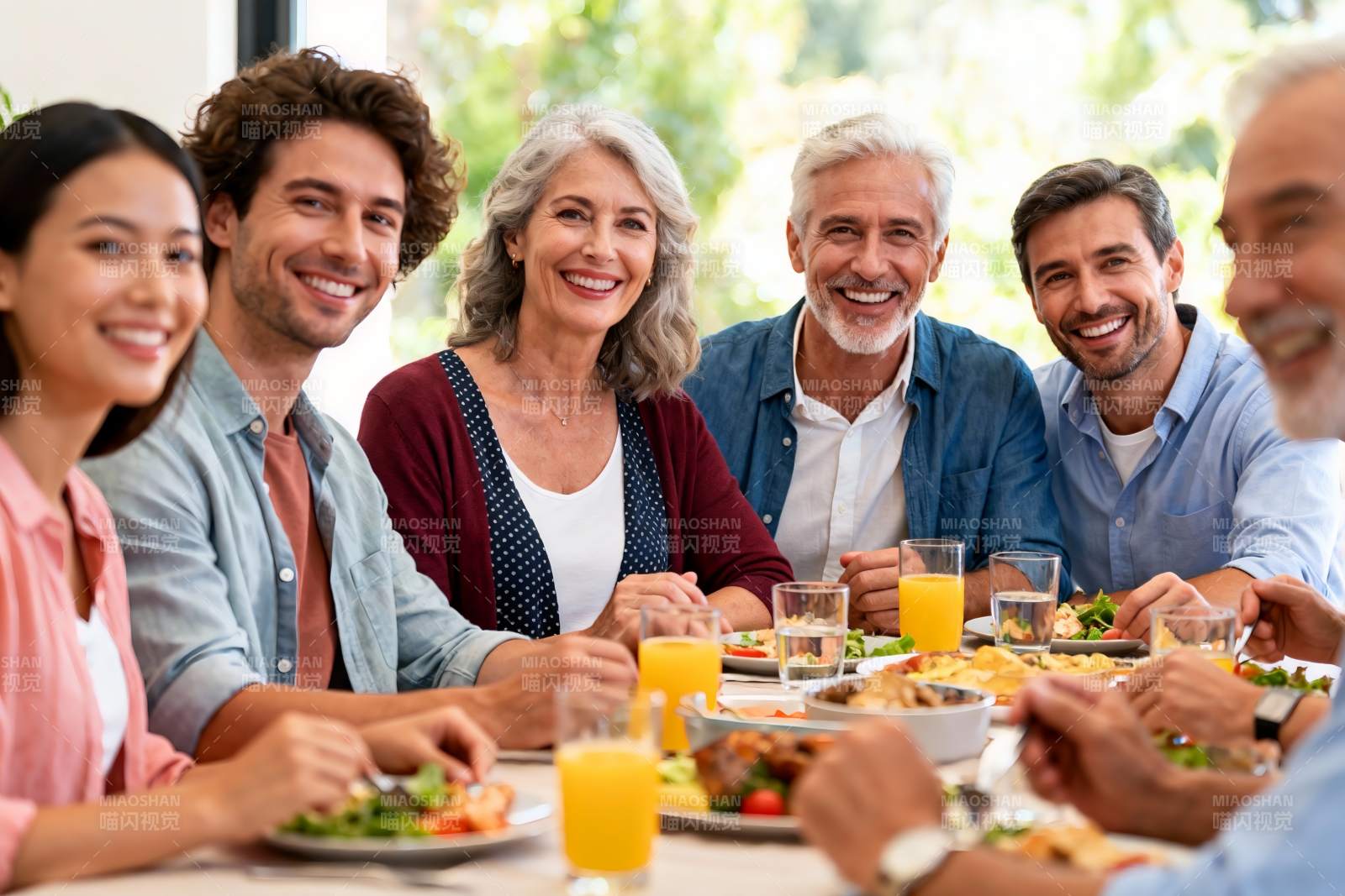 家庭聚餐欢笑场景图片
