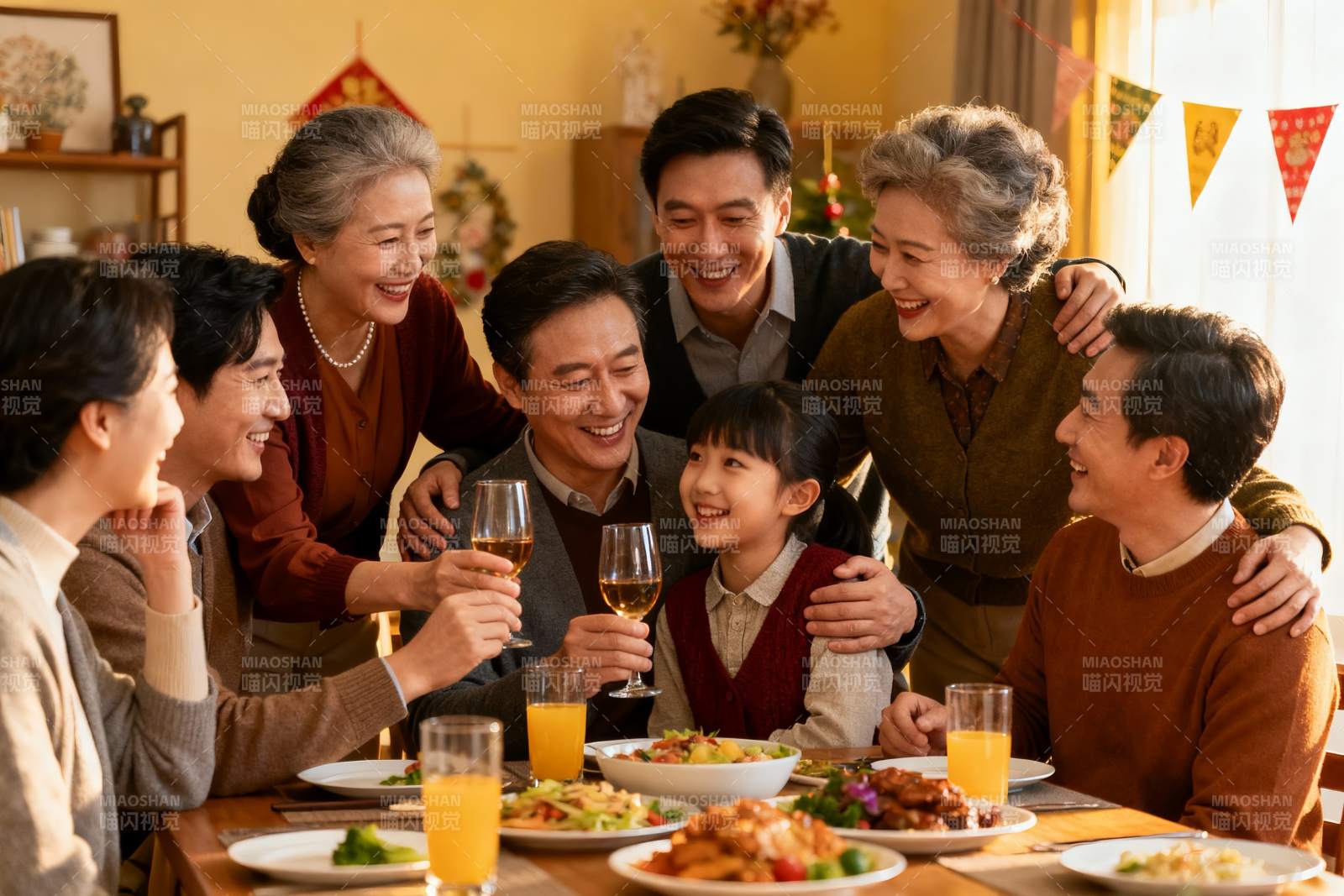 家庭聚餐欢庆时刻图片