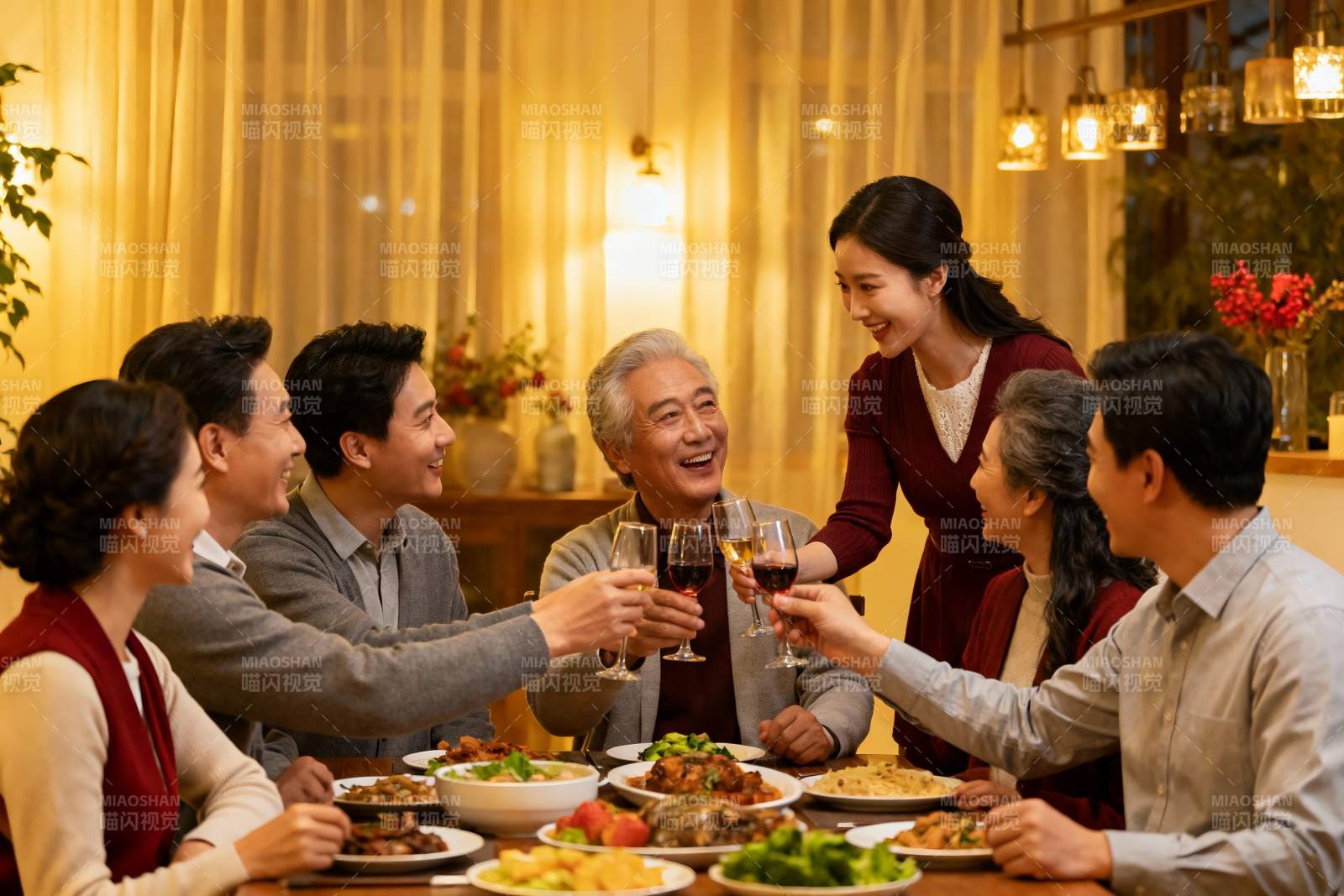 家庭聚餐欢庆时刻图片