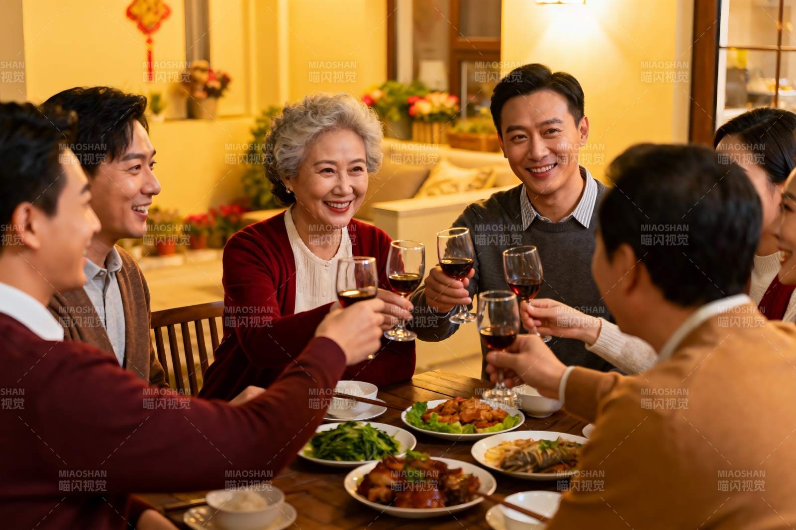 家庭聚餐欢庆时刻图片