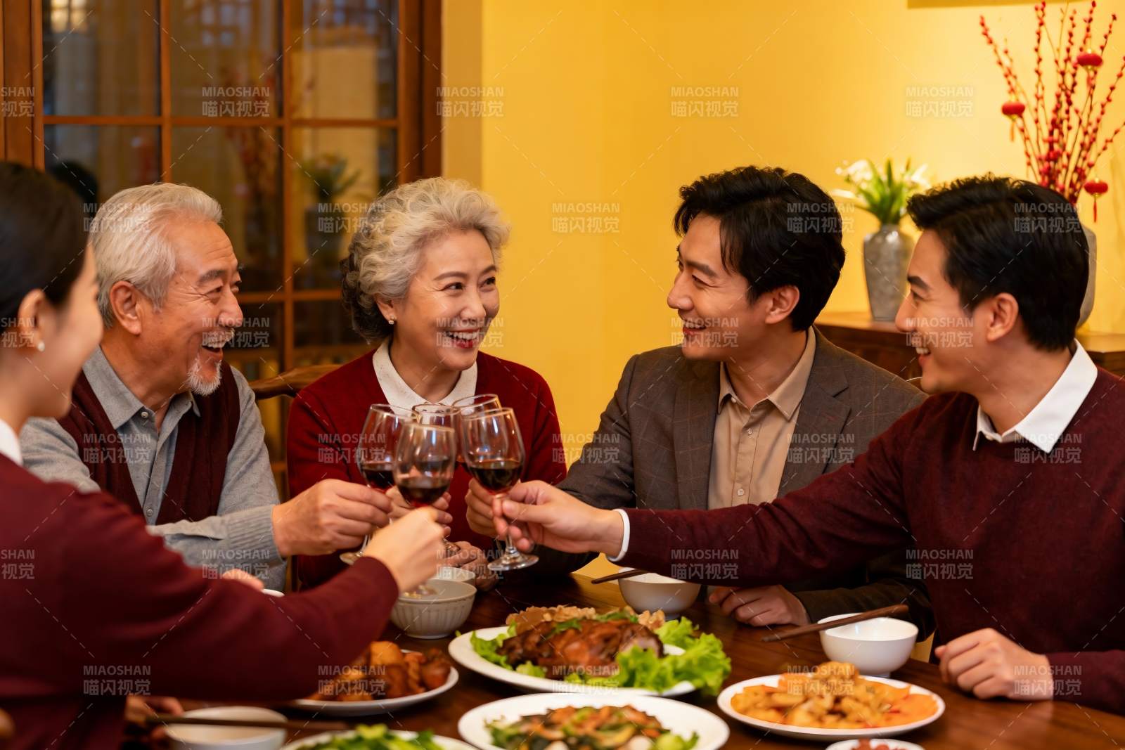 家庭聚餐欢庆时刻图片