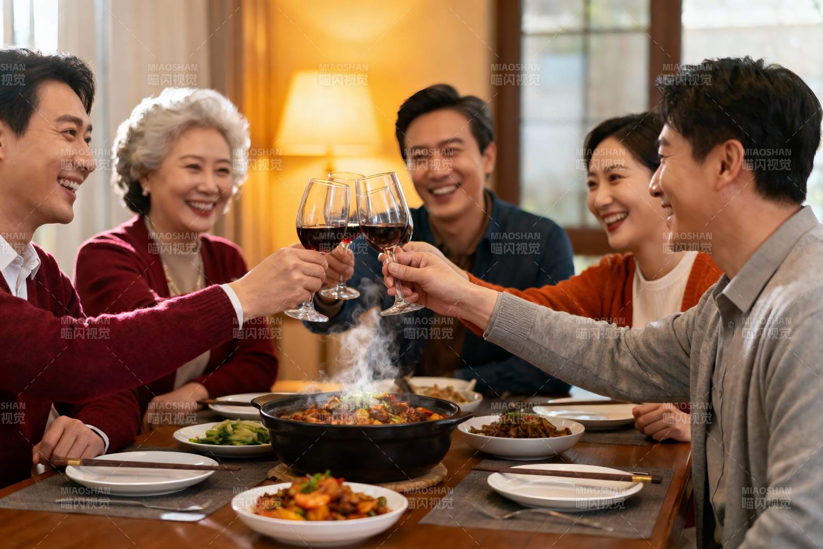 家庭聚餐欢庆时刻图片