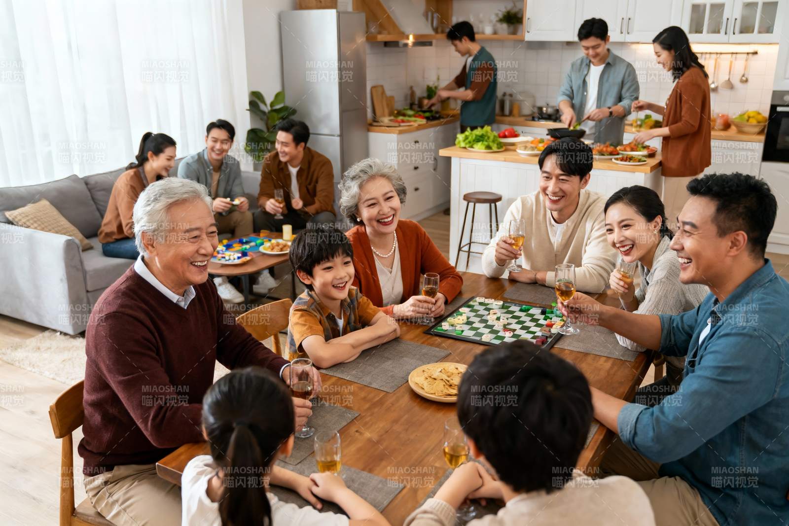 三代同堂家庭聚餐其乐融融图片