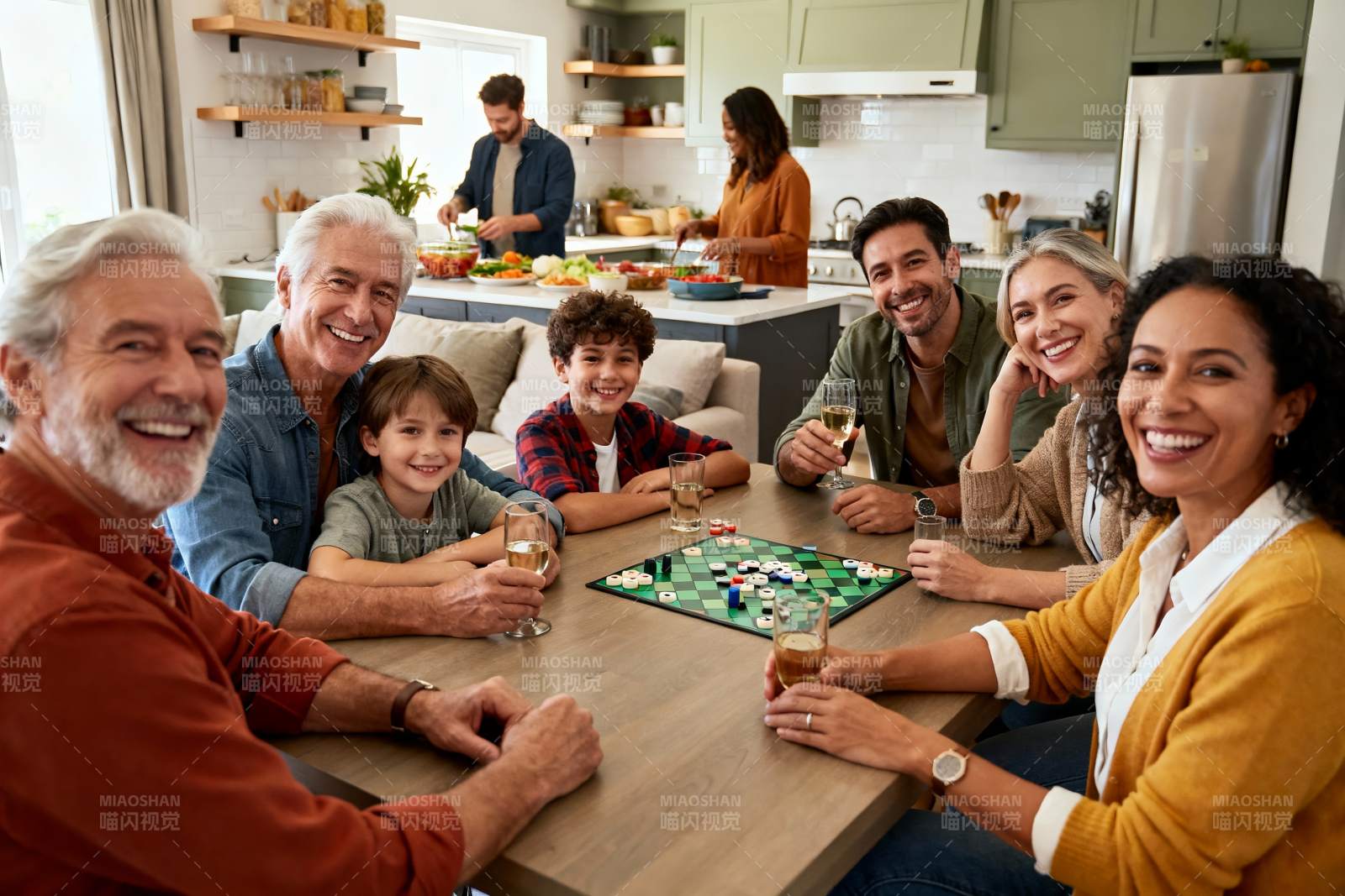 家庭聚餐玩桌游其乐融融图片