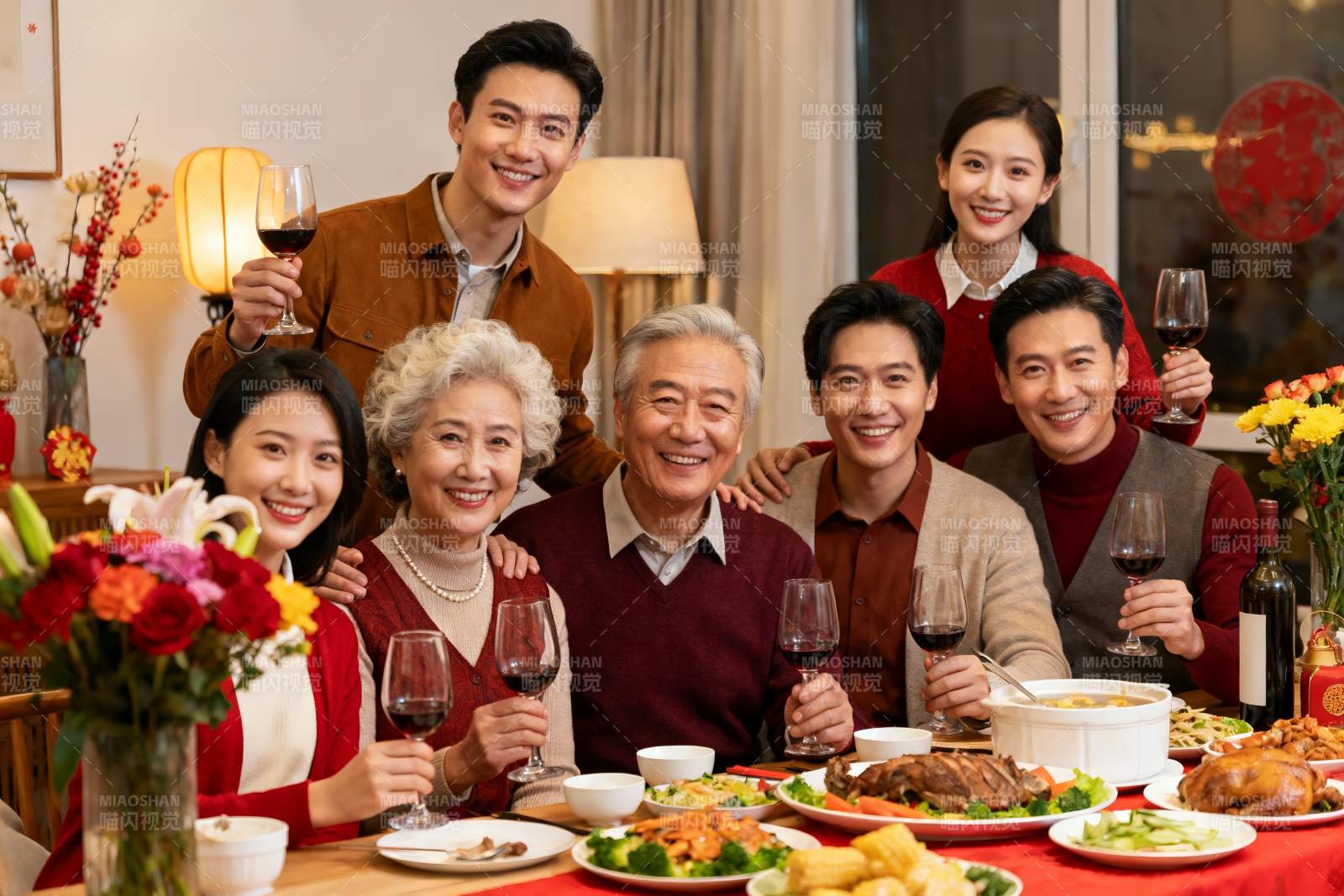 家庭聚餐欢庆团圆时刻图片