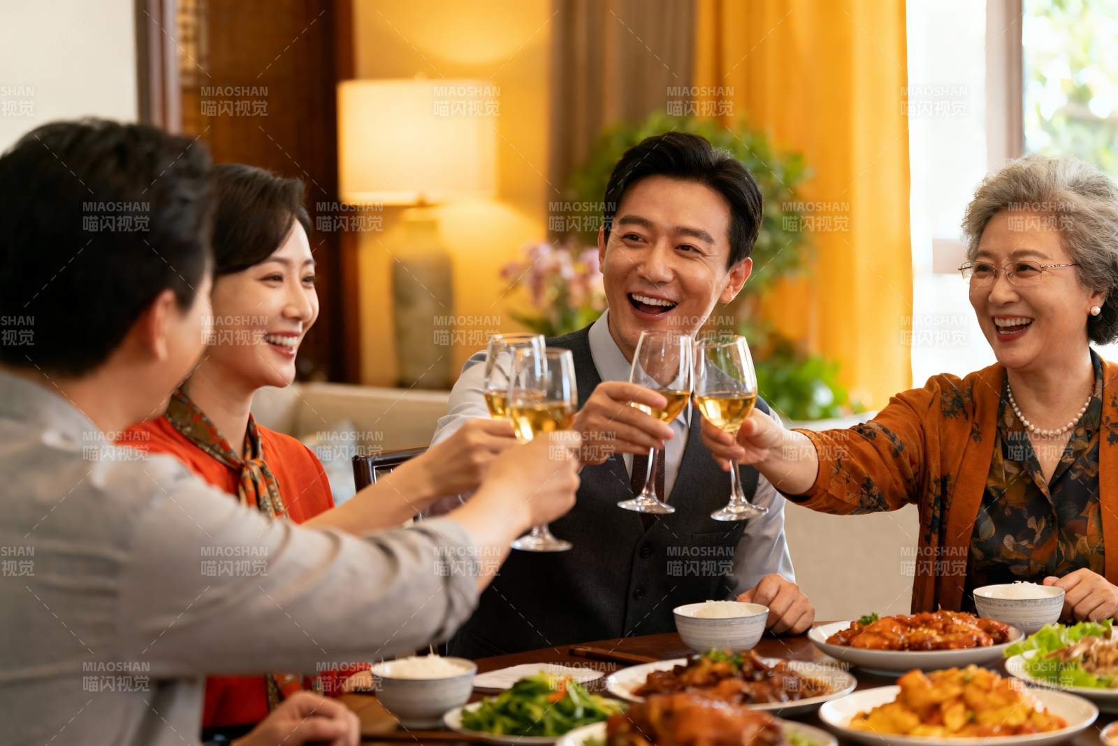 家庭聚餐欢庆时刻图片