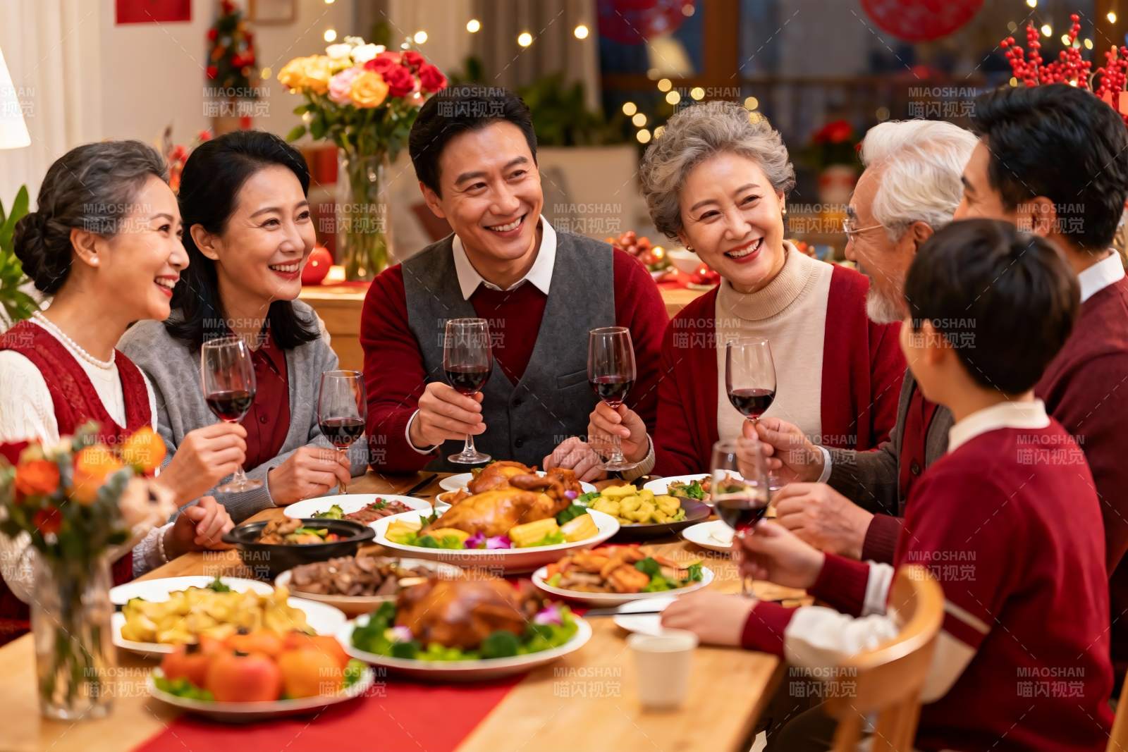 家庭聚餐欢庆团圆图片