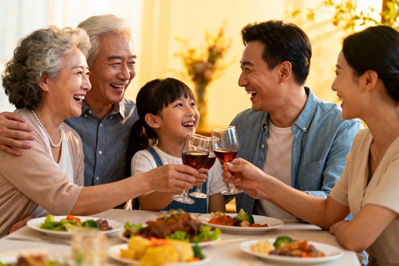 三代同堂家庭聚餐举杯欢庆图片