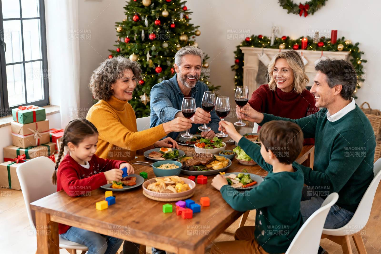 圣诞家庭聚餐温馨场景图片