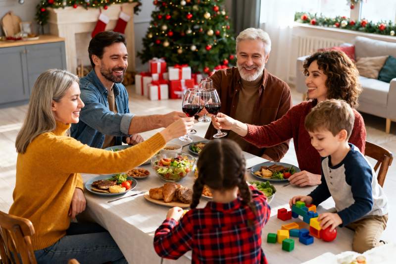 圣诞家庭聚餐举杯欢庆图片