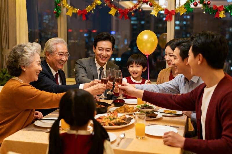 家庭聚餐欢庆节日温馨场景图片