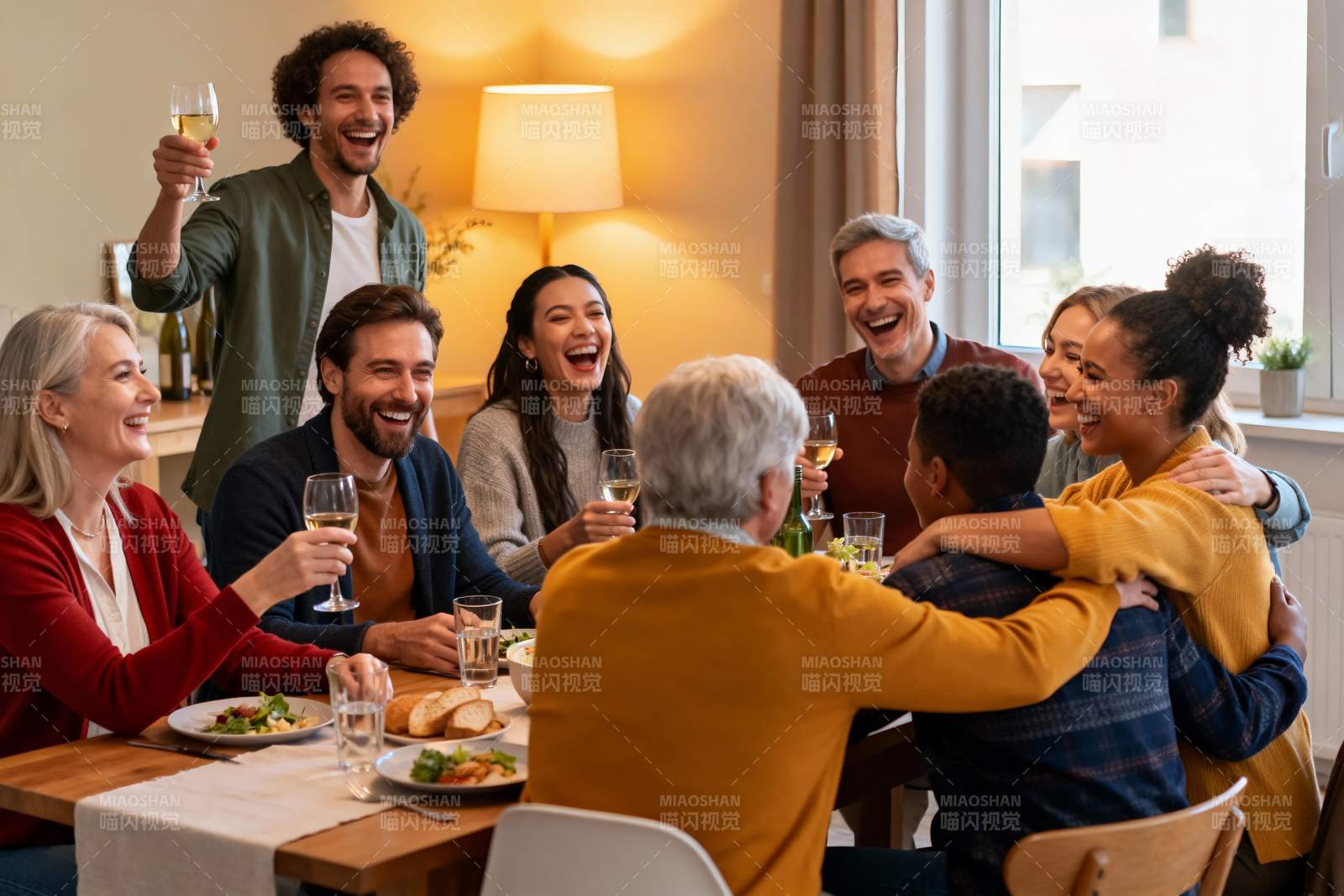 家庭聚会欢笑举杯温馨场景图片