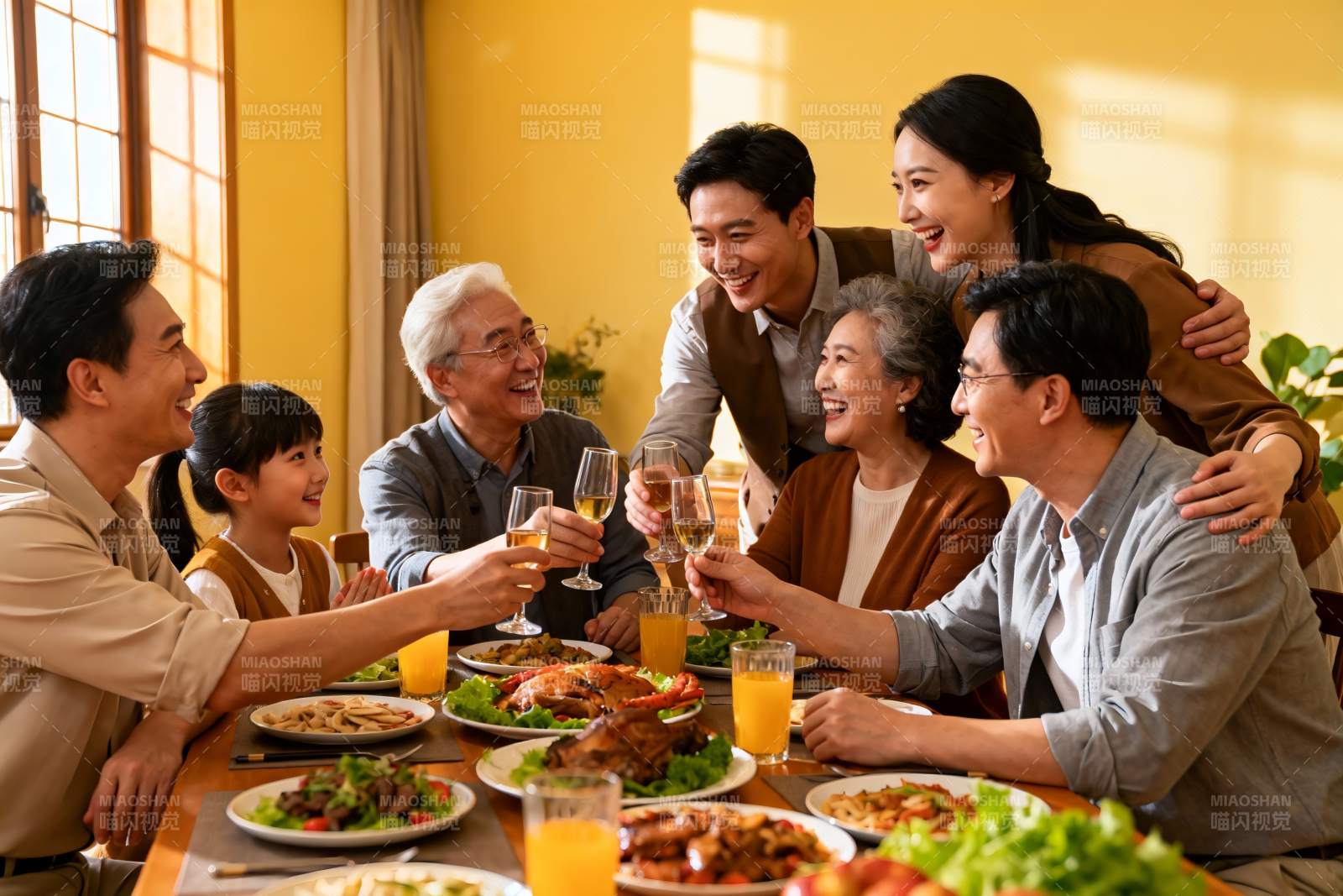 三代同堂家庭聚餐其乐融融图片