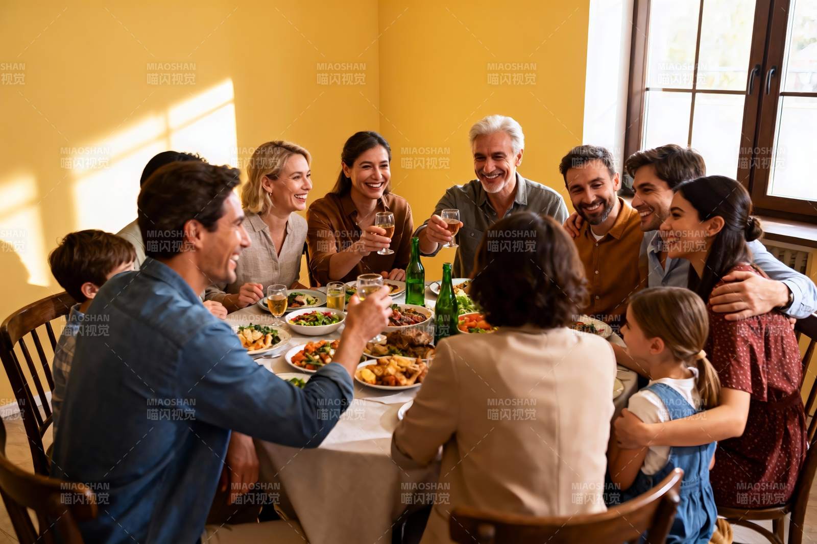 家庭聚餐欢庆时刻图片