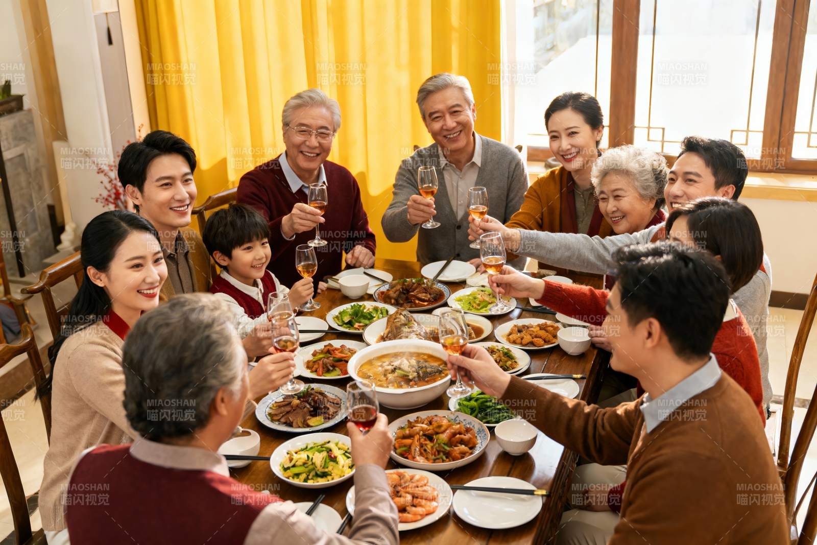 家庭聚餐欢庆时刻图片