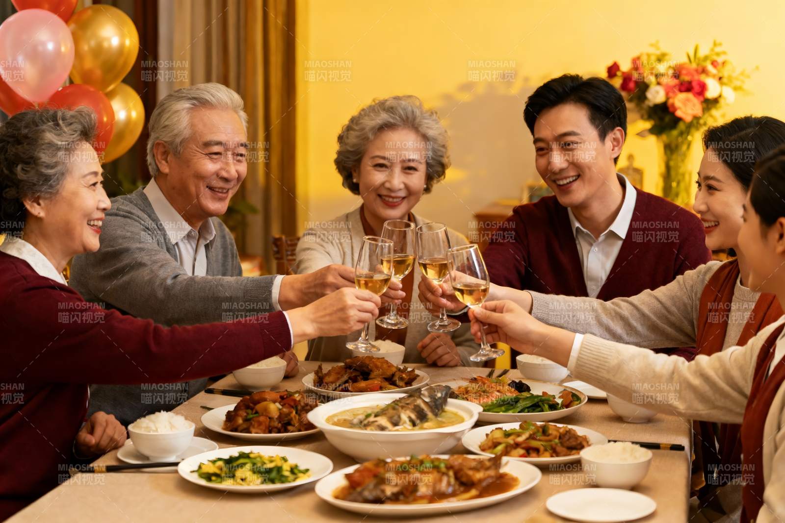 家庭聚餐欢庆时刻图片