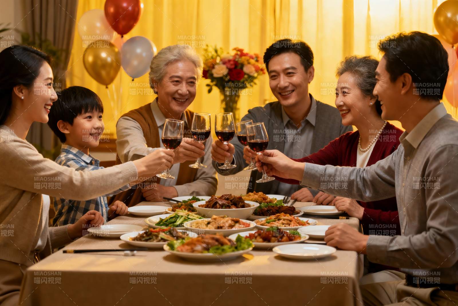 家庭聚餐举杯欢庆图片