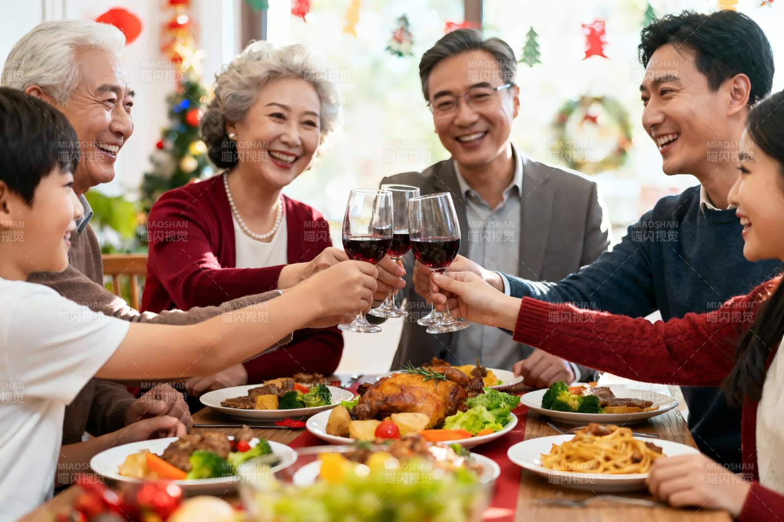 家庭聚餐欢庆节日图片