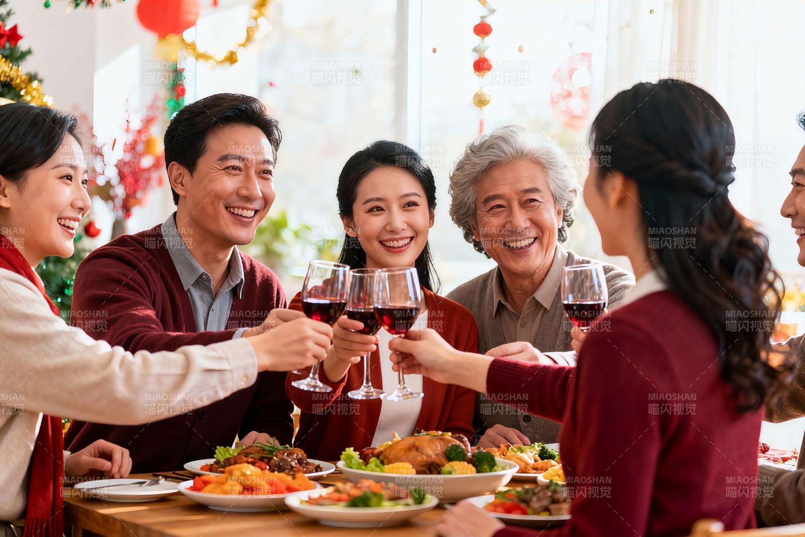 家庭聚餐欢庆节日举杯同乐图片