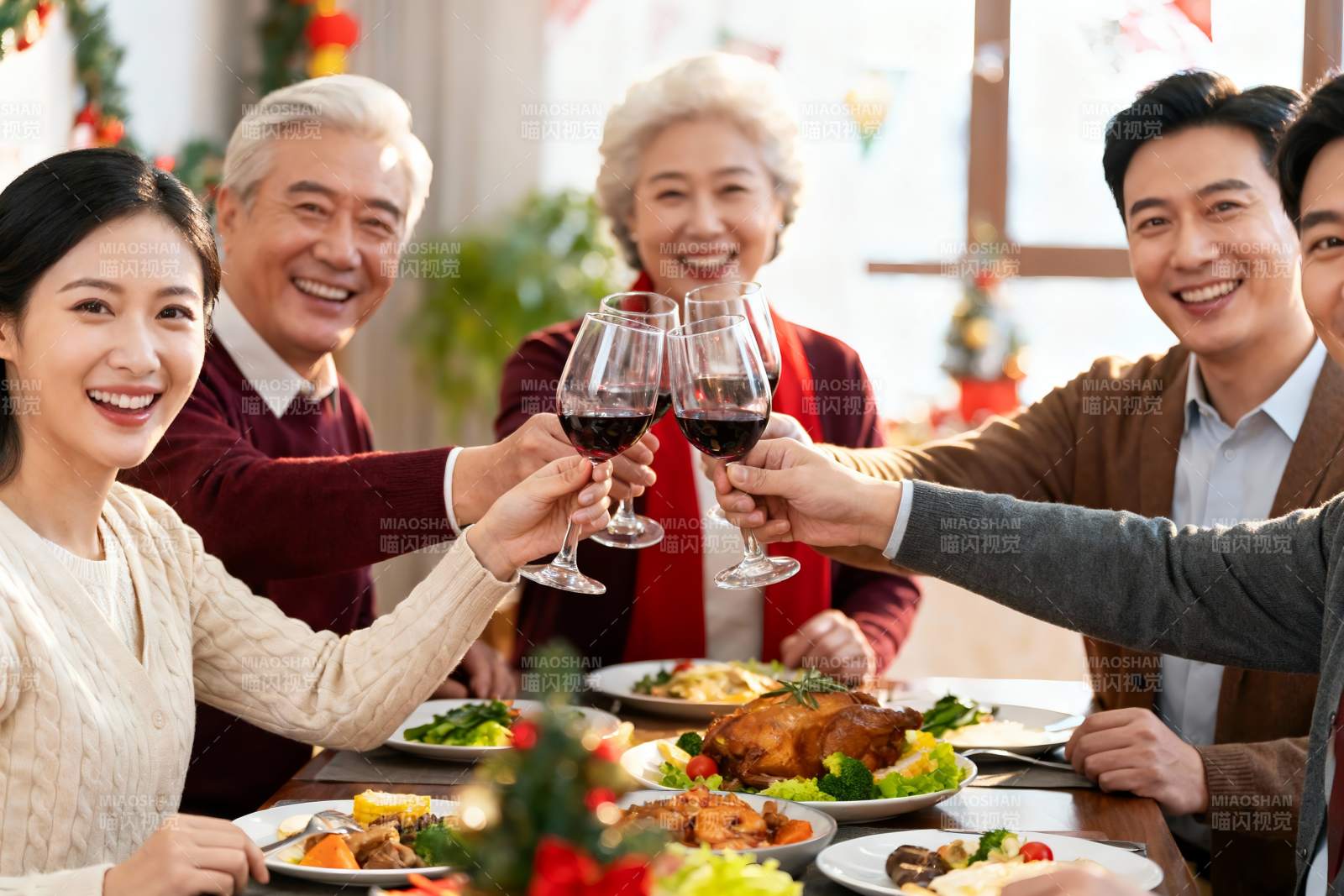家庭聚餐欢庆时刻图片