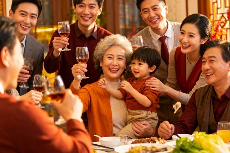 家庭聚餐举杯欢庆图片