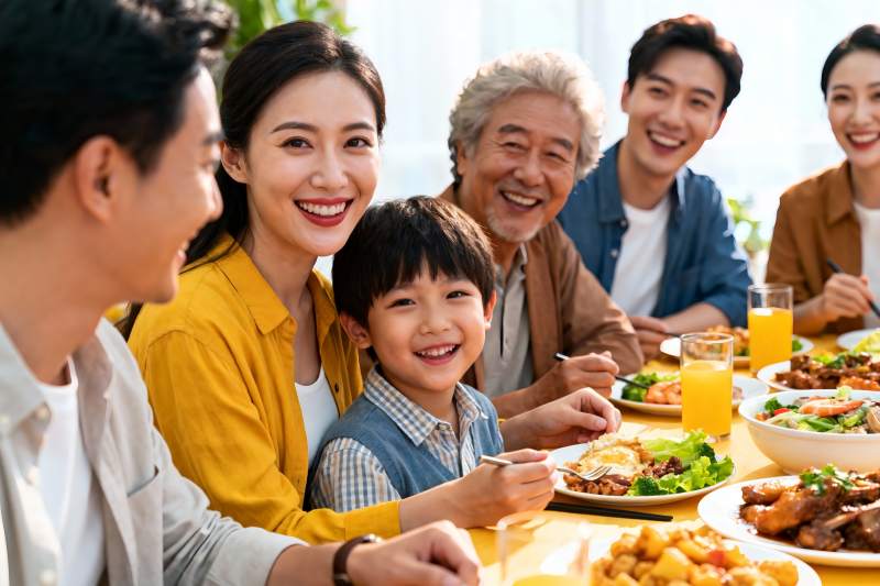 三代同堂家庭聚餐其乐融融图片