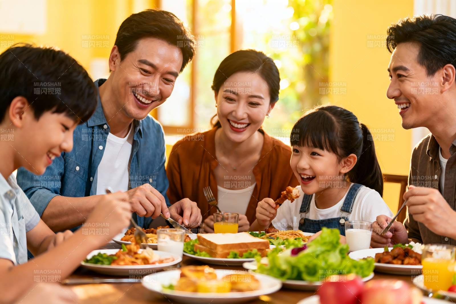 温馨家庭聚餐其乐融融图片