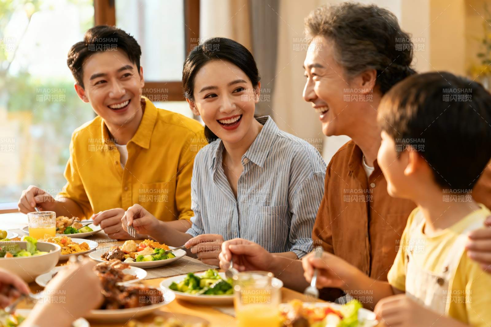 家庭聚餐欢笑场景图片