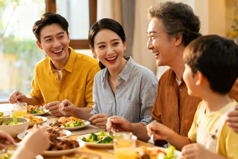 家庭聚餐欢笑场景图片