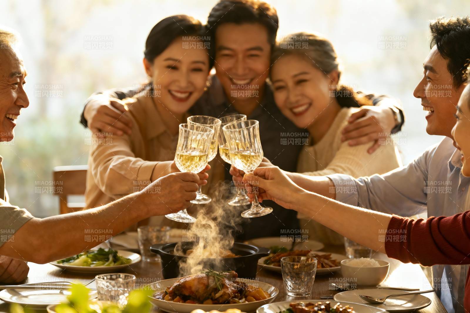 家庭聚餐欢庆时刻图片