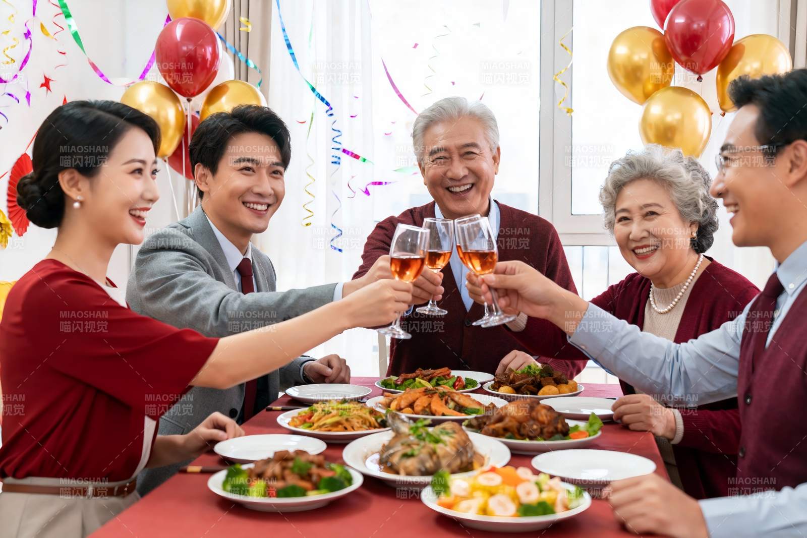 家庭聚餐欢庆举杯图片