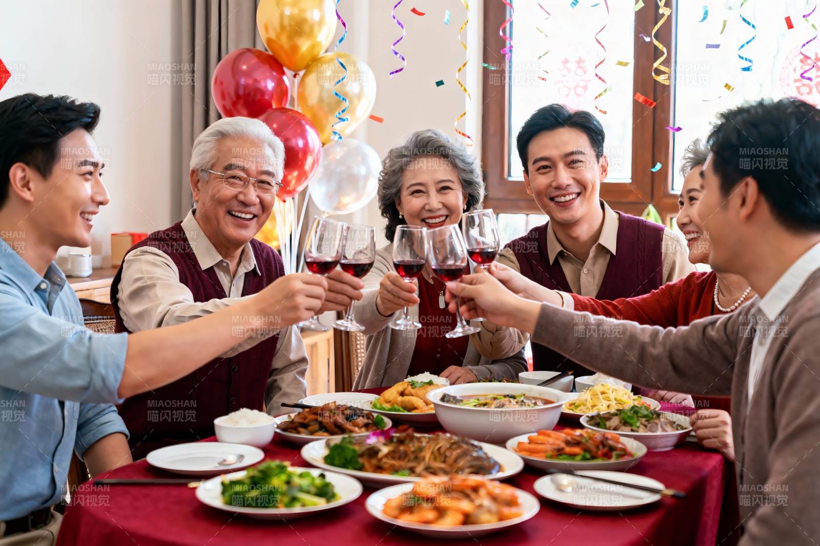 家庭聚餐欢庆时刻图片