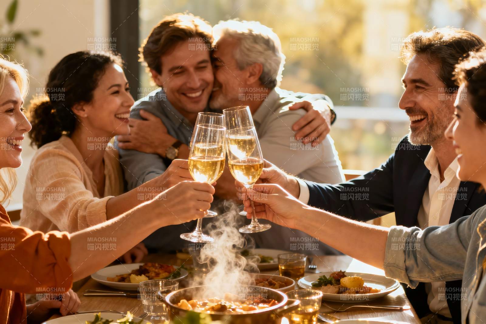 家人朋友聚餐举杯欢庆图片