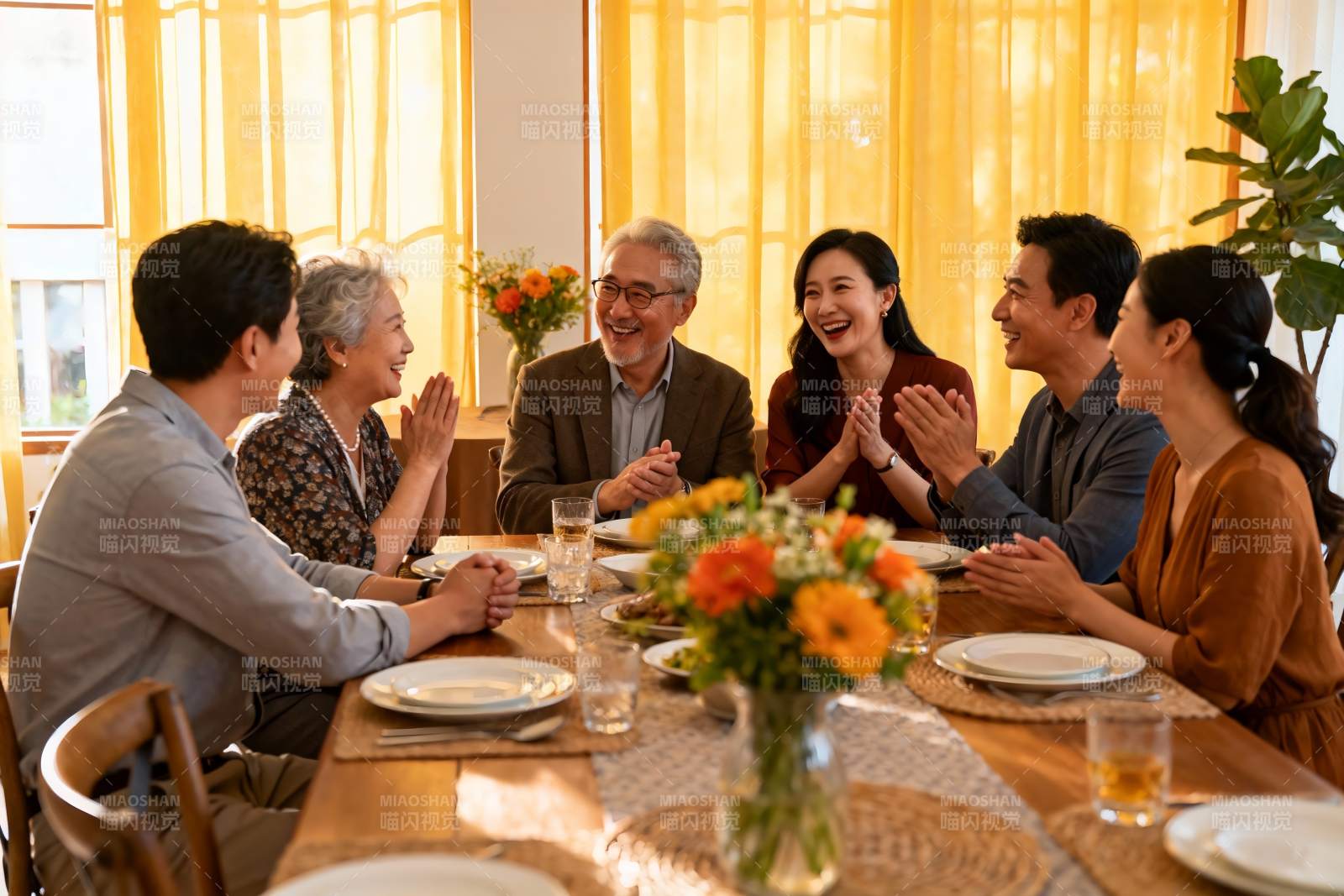 家庭聚餐欢声笑语其乐融融图片