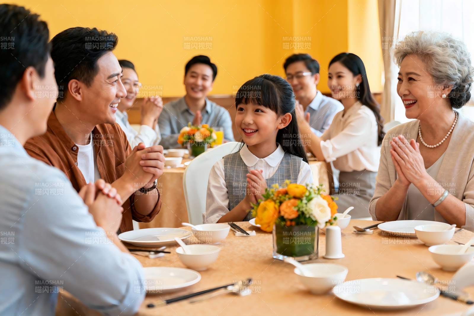 家庭聚餐欢声笑语其乐融融图片
