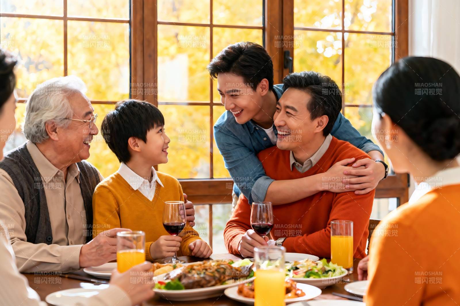 家庭聚餐其乐融融图片