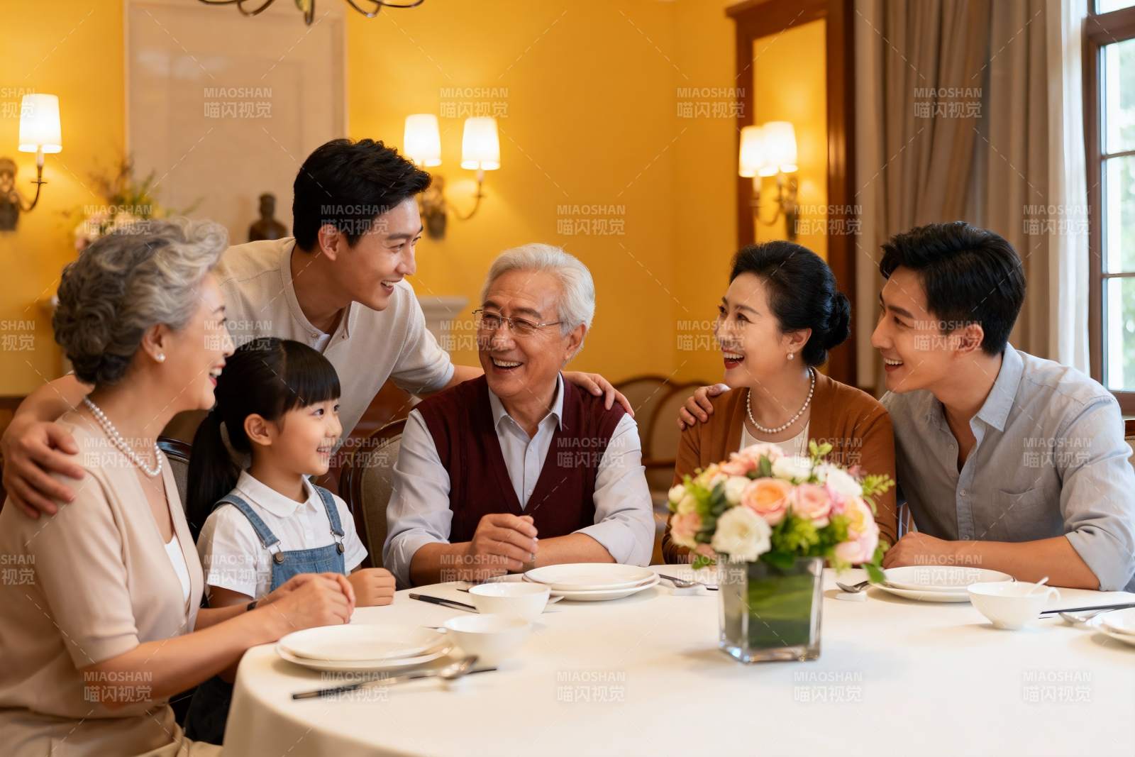 三代同堂家庭聚餐温馨场景图片