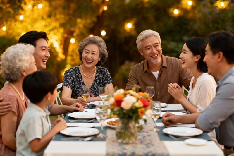 三代同堂户外聚餐其乐融融图片