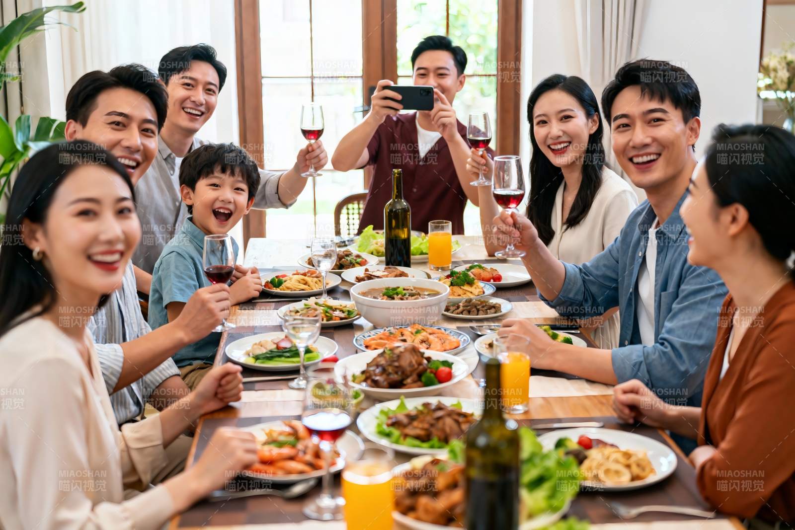 家庭聚餐欢庆时刻图片