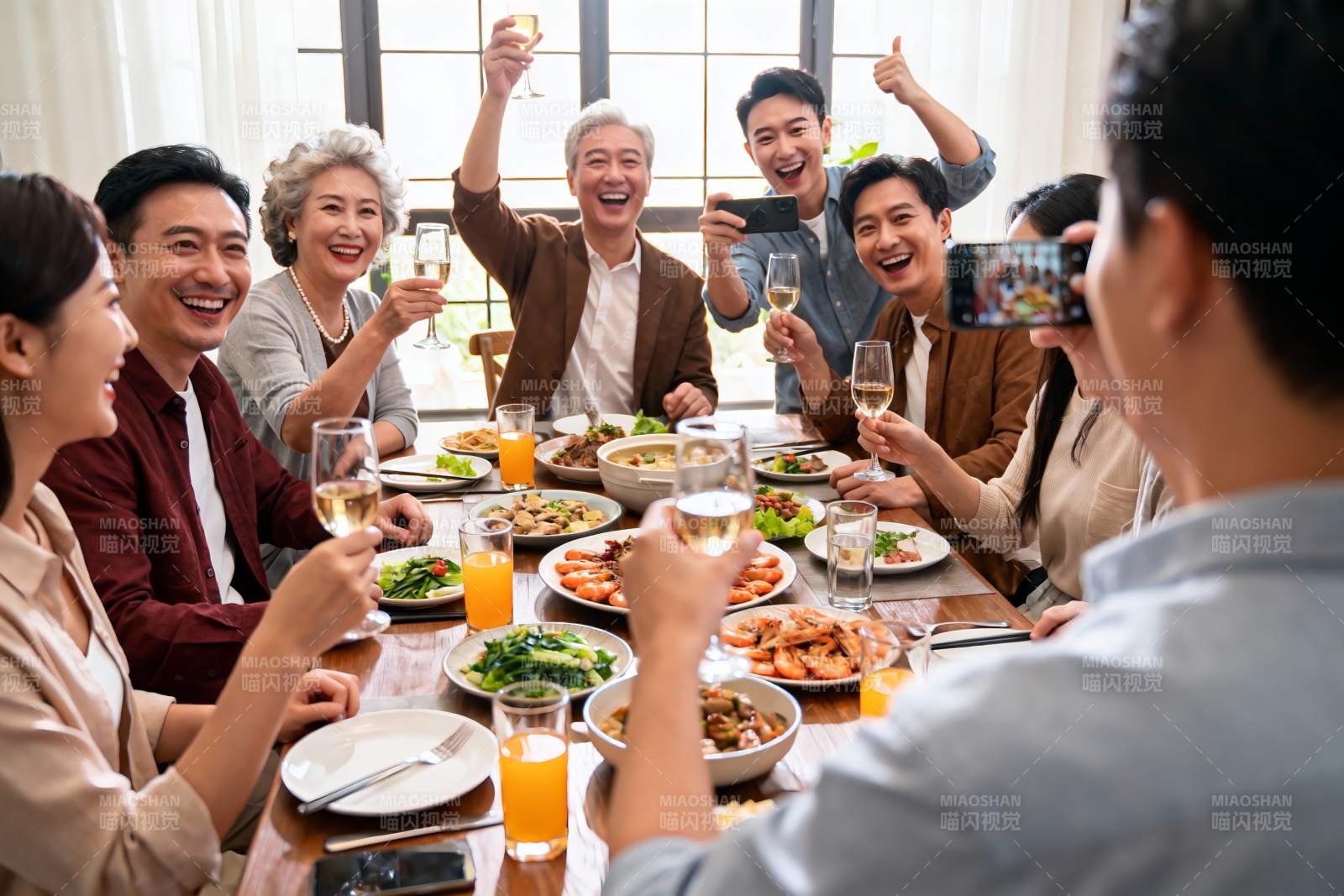 家庭聚餐欢庆举杯图片