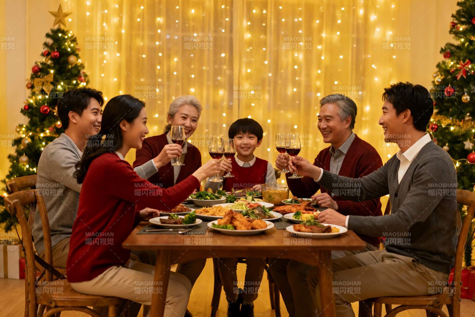 圣诞家庭聚餐举杯欢庆图片
