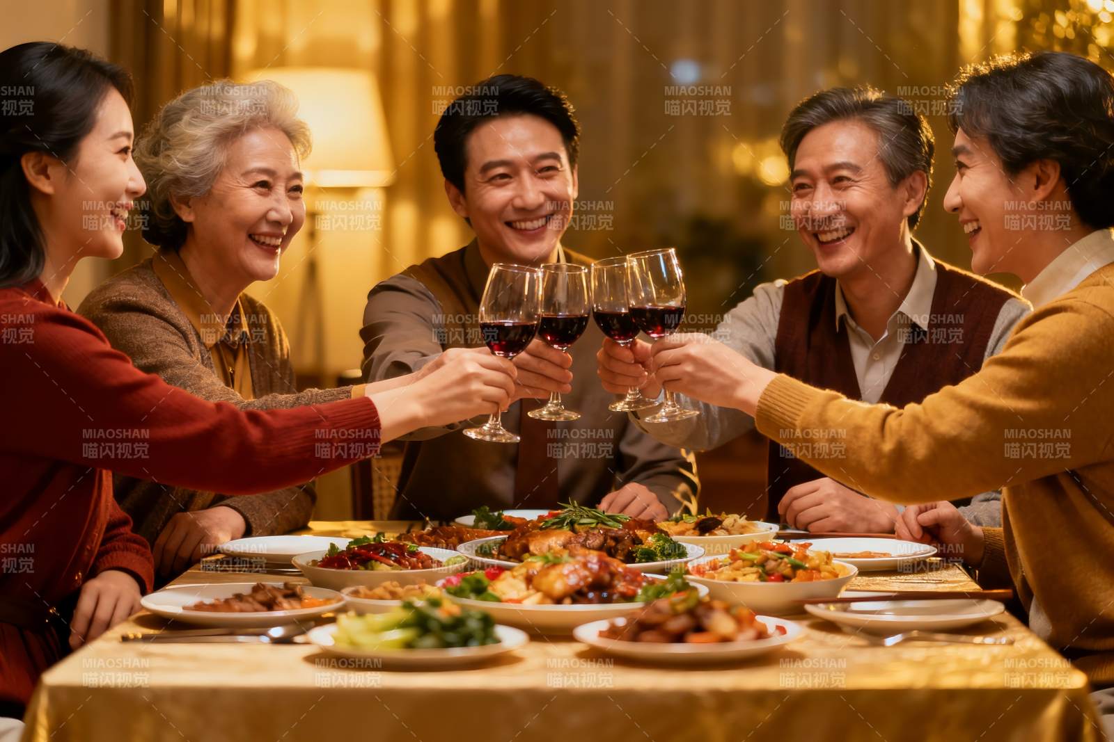 家人聚餐举杯欢庆图片