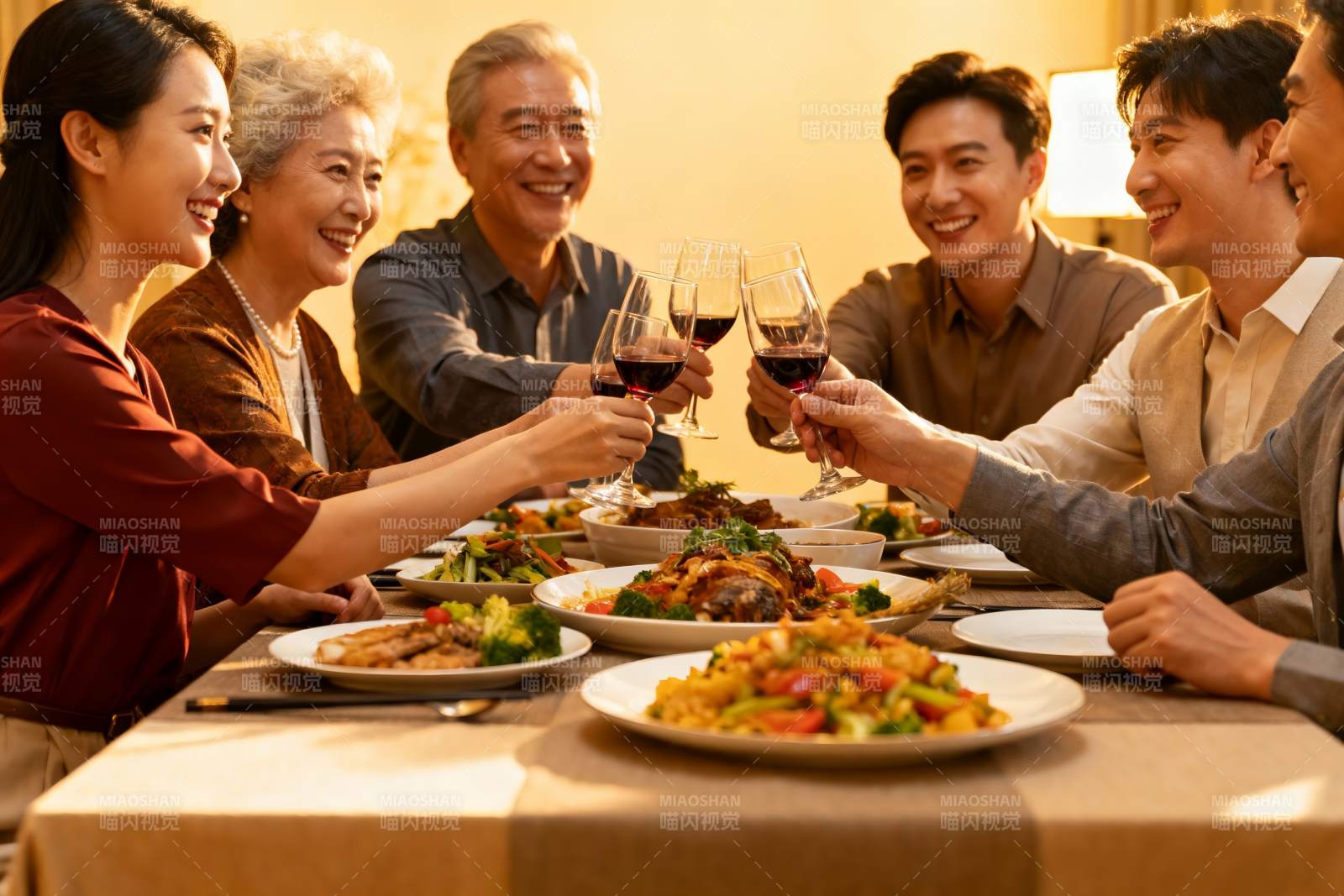 家庭聚餐欢庆时刻图片