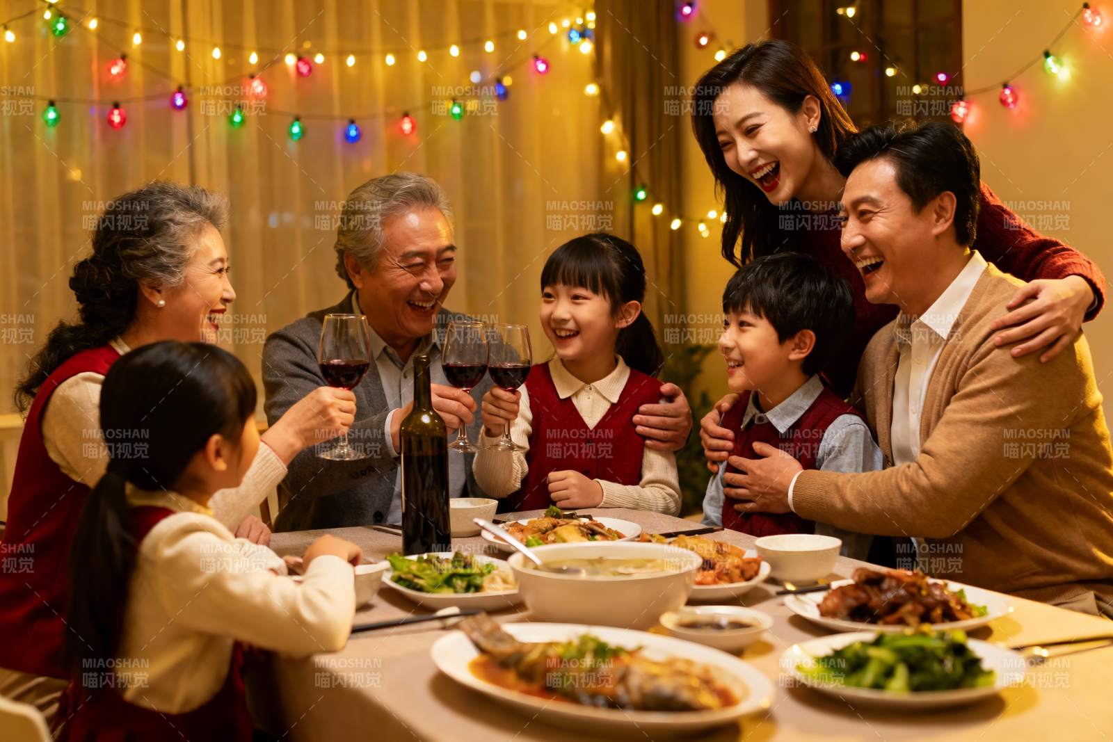 温馨家庭聚餐欢庆时刻图片