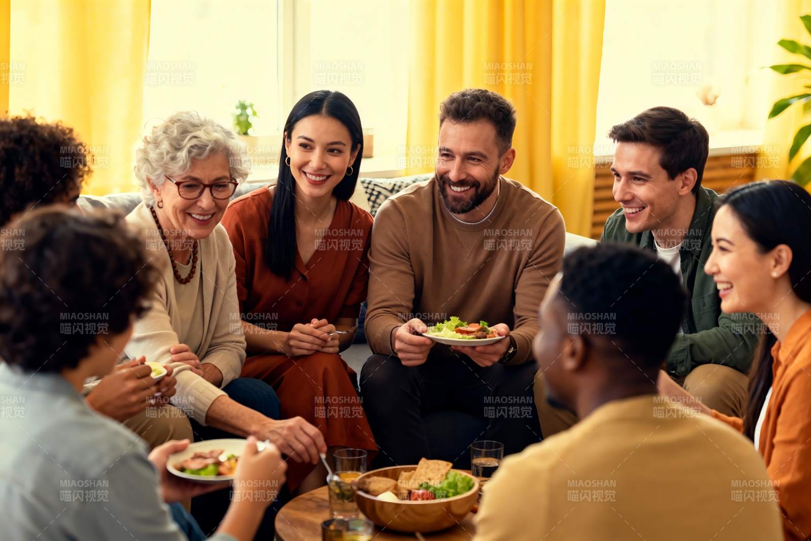 多人围坐餐桌欢聚用餐图片