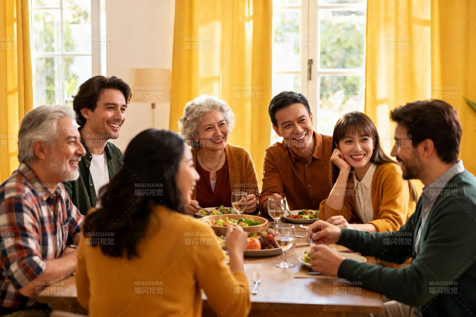 家庭聚餐其乐融融图片